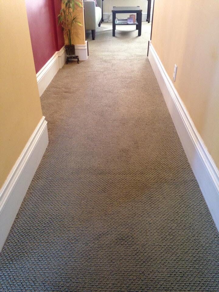 Hallway carpet lying flat after the ripples were removed by power stretching