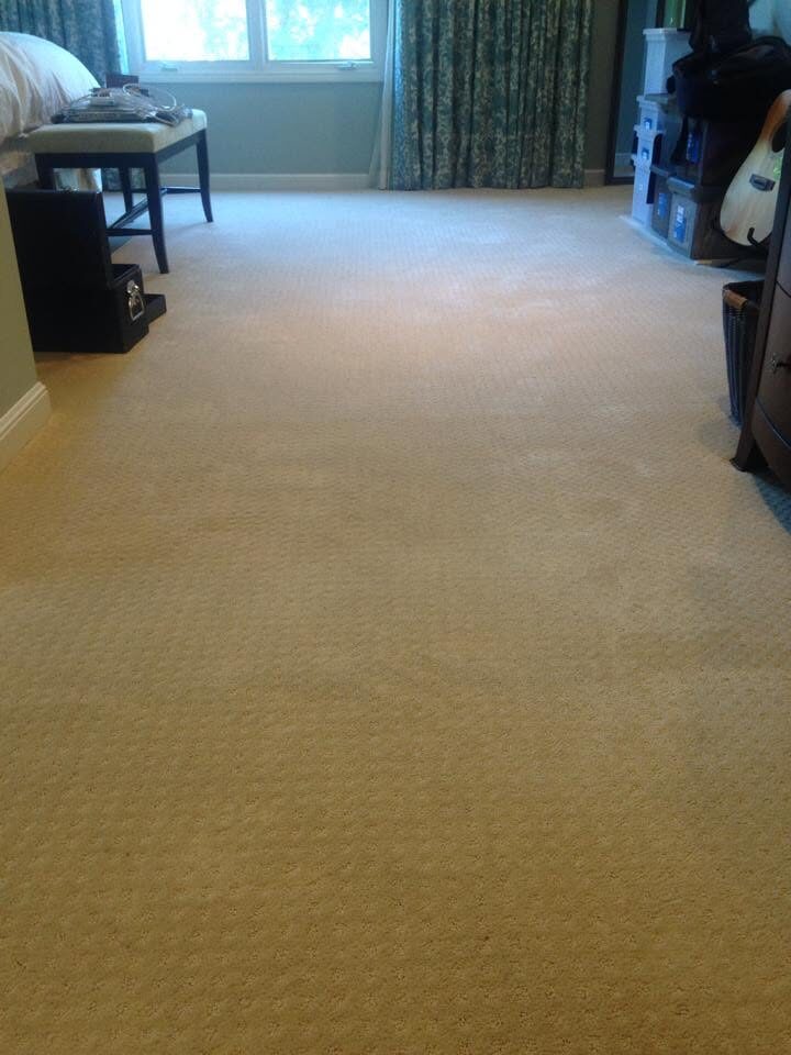Living room carpet lying flat and smooth after professional power stretching