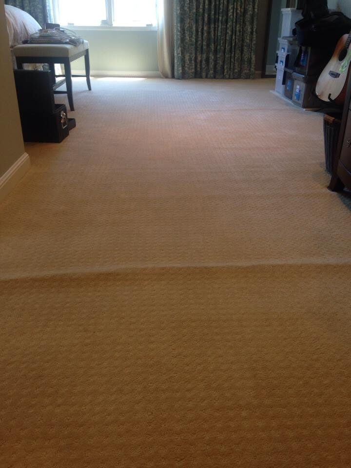 Loose living room carpet with visible ripples and wrinkles before restretching